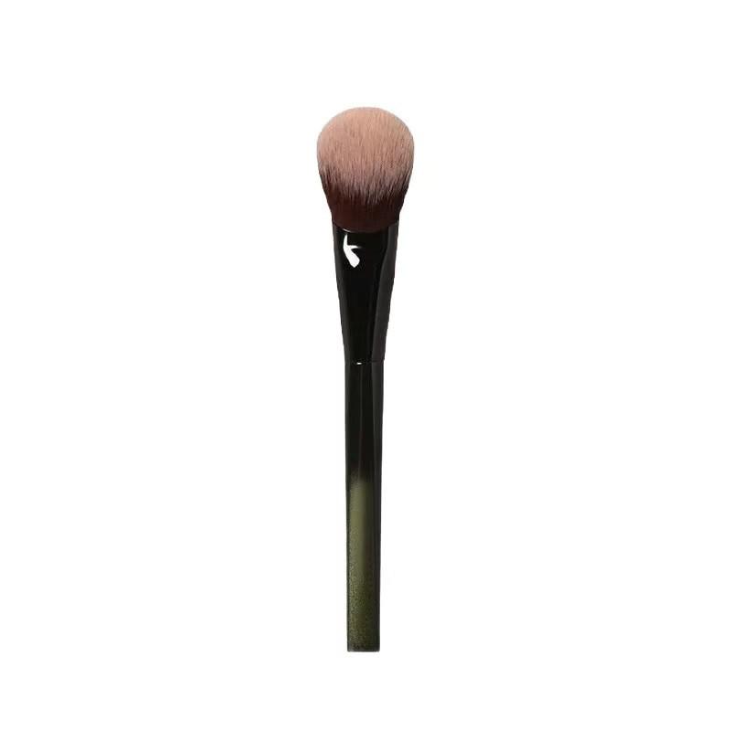 Enhanced M65 Angled Blush Brush: Soft Fibers for Natural Makeup Application