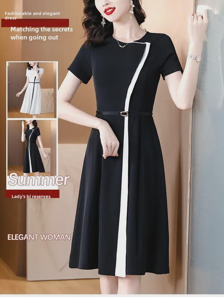 Letní bílé šaty s krátkým rukávem v barevných blokech pro rok 2024