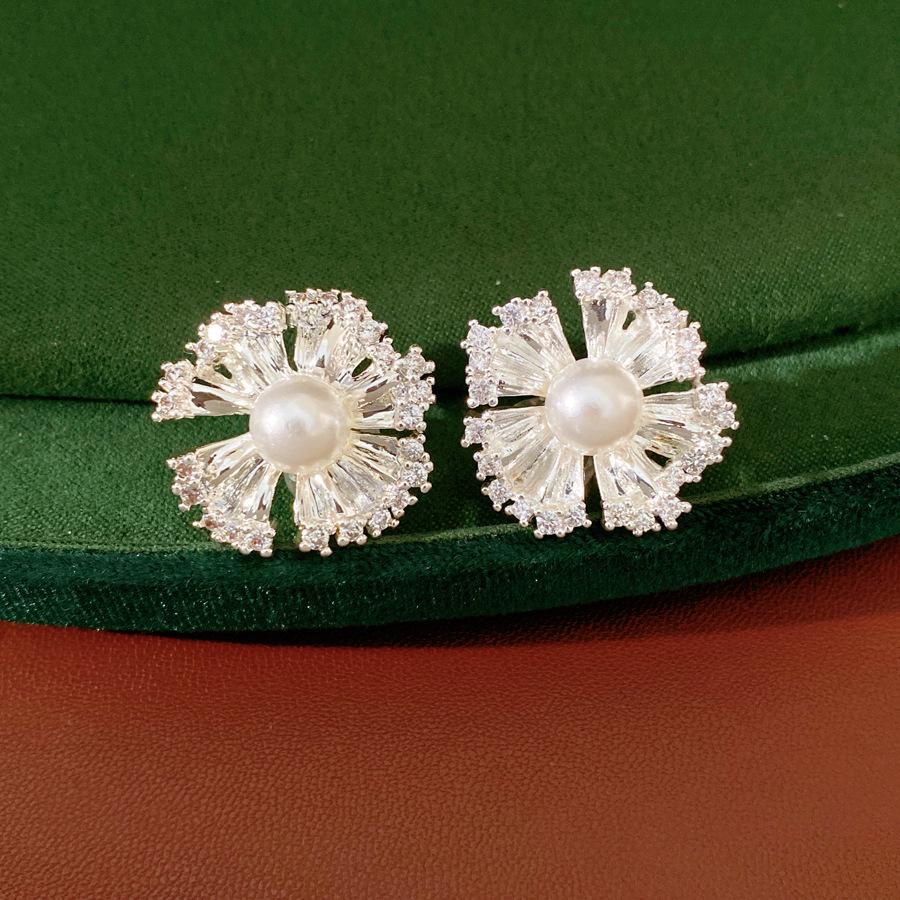 Gold-Plated Zircon Pearl Flower Ear Clips: Elegant, Fashionable, Luxury Jewelry.