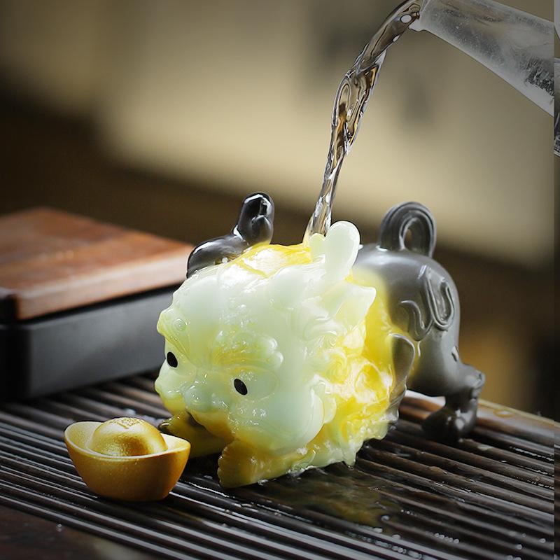 New Tea Table Desktop Decoration Pixiu Holding Gold Ingots Color Changing Tea Pets Kung Fu Tea Set Accessories Decoration Gift