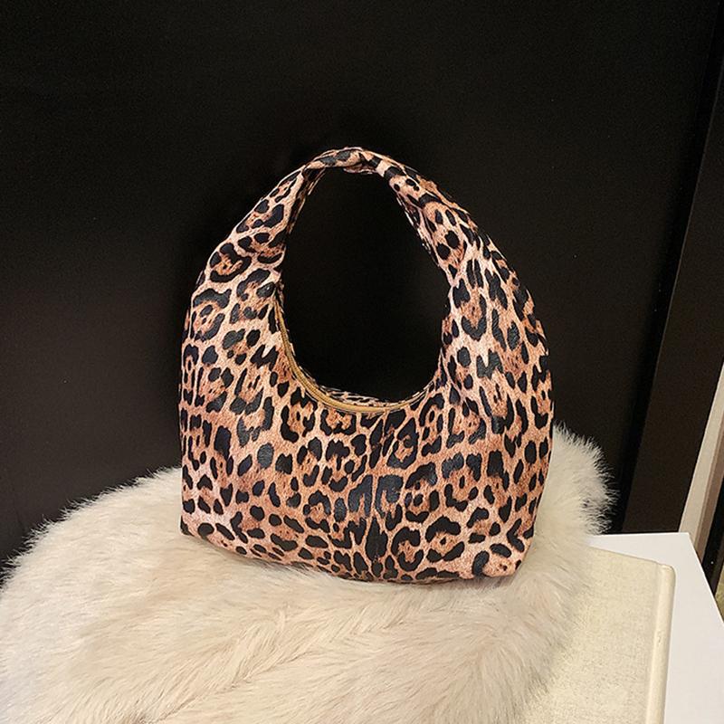 Women PU Leopard Fashion Shoulder Bag Large Capacity Circular Underarm Bag Zipper Closure Fashion Carrying Bag Chic Hobo Bag KTB
