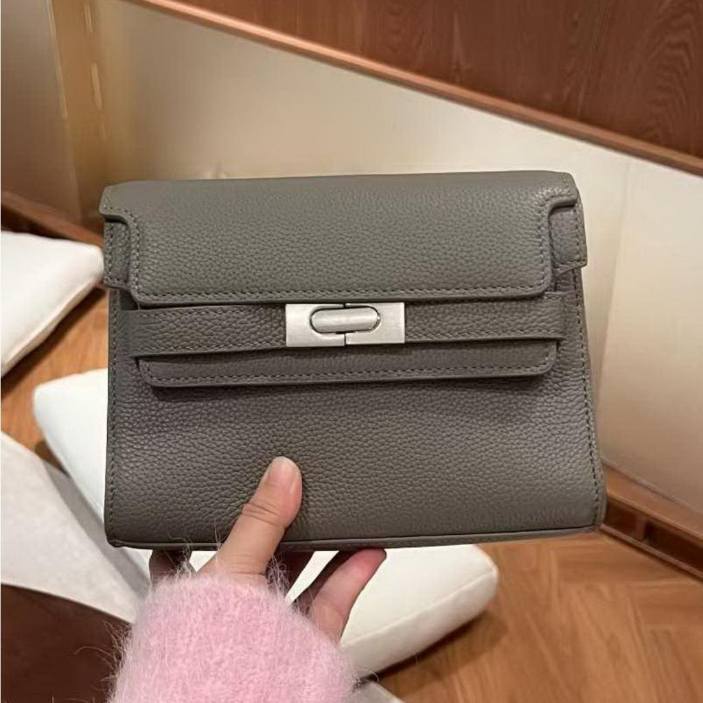 2026 new exquisite and trendy women's oblique span small square bag, first-layer cowhide handbag, genuine leather handbag, and lower bag.