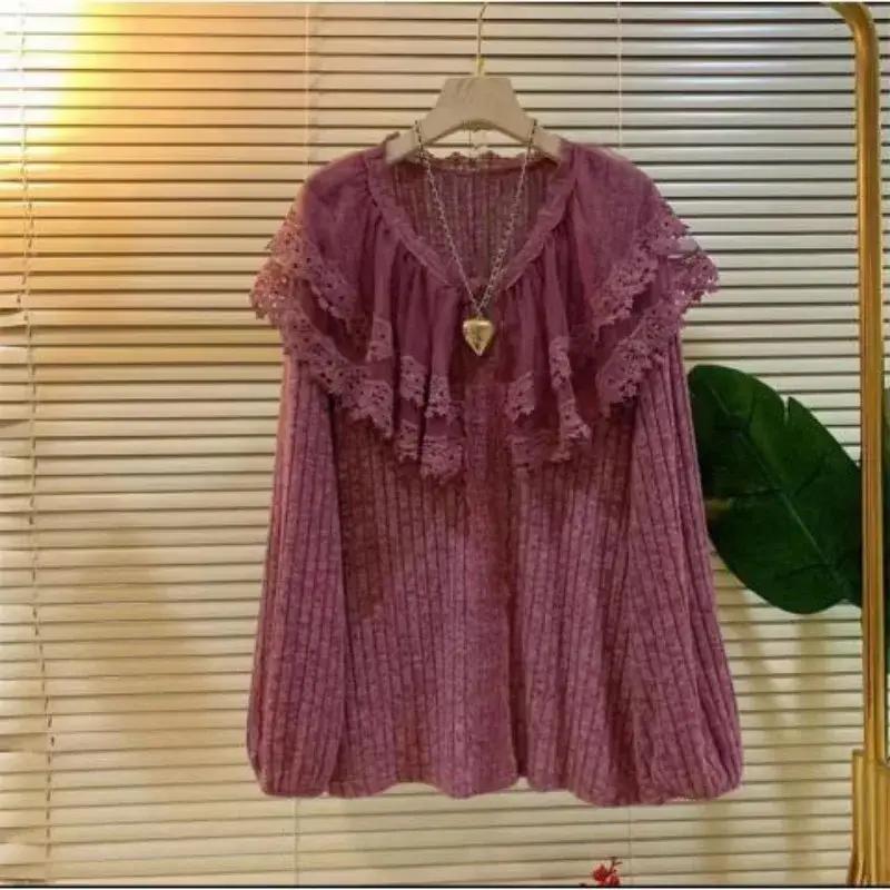 Dámský jarní a podzimní design top s volánovým výstřihem a krajkovou vsadkou, dlouhý rukáv, ležérní, zakrývající postavu