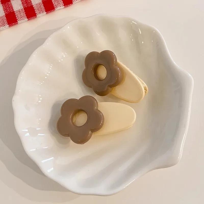 2pcs Simple Latte Flower Hair Clip for Women, Side Hair Claw Clip for Side Bangs, Love Heart Duck Bill Clip