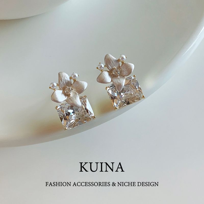 

Enamel Flower Cube Sugar Stud Earrings for Women Special-Interest Design Sterling Silver Earring/Pin Accessible Luxury Fancy Unique Ear Rings