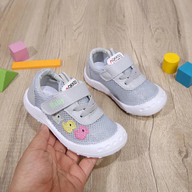 

Детская обувь, весна-лето, однотонная спортивная обувь на мягкой подошве для маленьких девочек и мальчиков, Нескользящая повседневная обувь на плоской подошве с мультяшным принтом и сеткой 20 серый