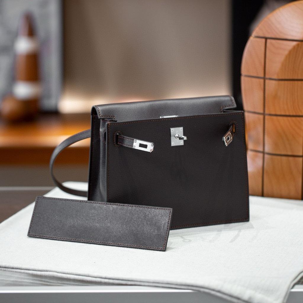 Selected leather dance bag, backpack, messenger bag, dinner bag, exquisite clutch bag, underarm shoulder bag.