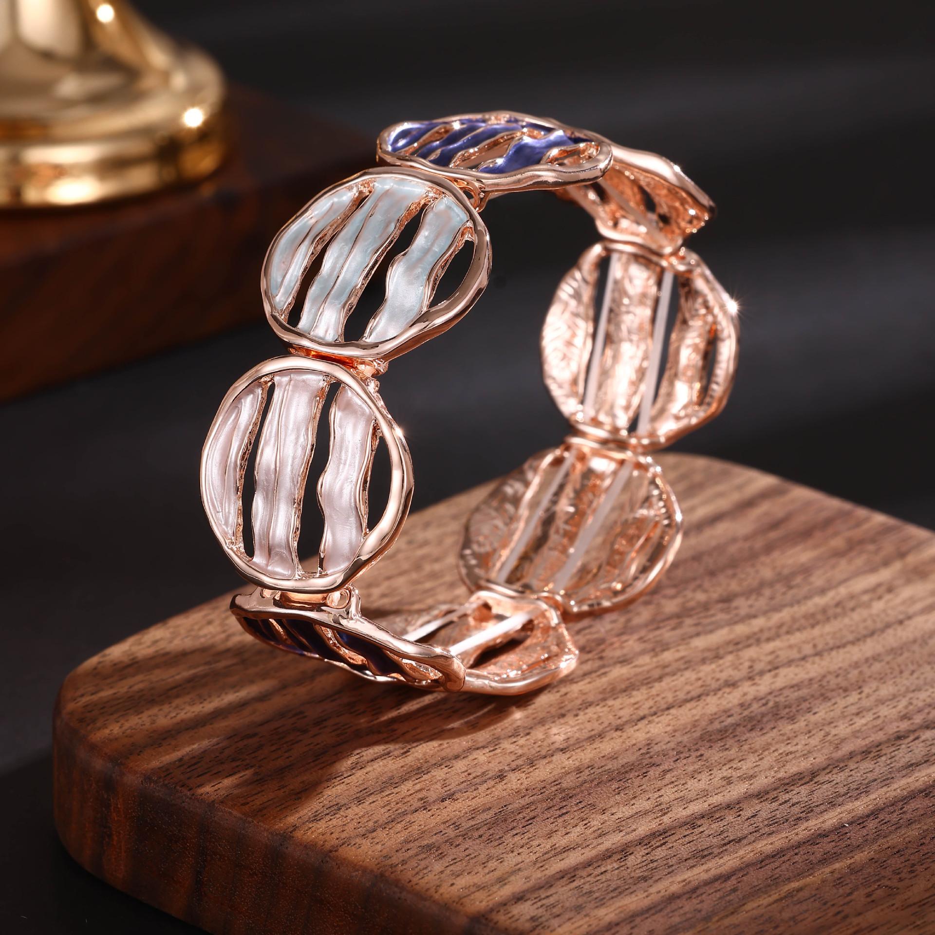 

Новый цветной круглый полый сплавный эластичный браслет, модный высококлассный женский браслет с геометрическими линиями