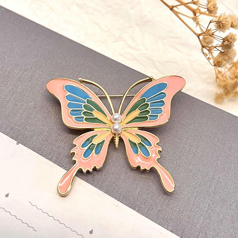 

Элегантная ретро-брошь-бабочка с жемчужным акцентом