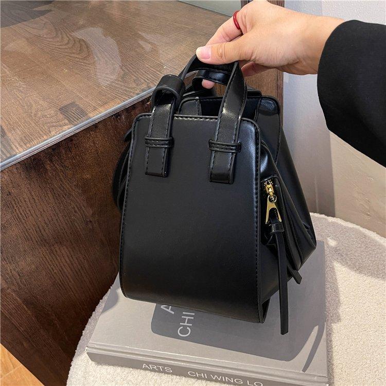 2025 autumn and winter new fashion high sense casual simple trendy women's bag texture niche versatile messenger bag handbag