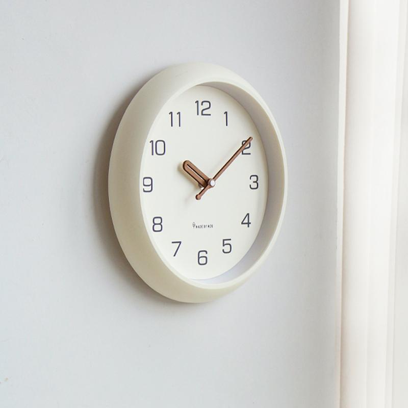 Clock Simple Cream Wind Wall Clock Living Room Home 2025 New Fashion Silent Clock Wall Hanging Creative