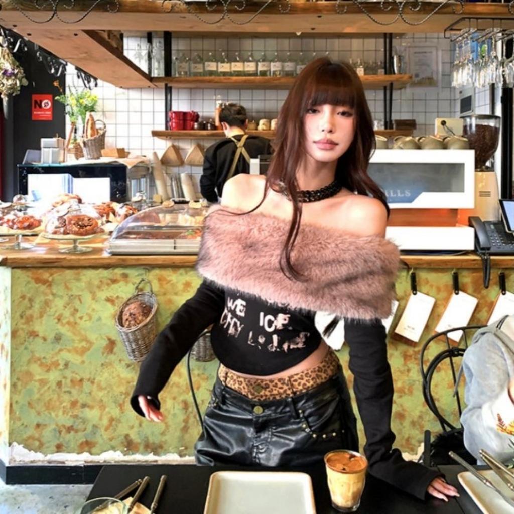VAYLA Fur Collar One-shoulder Long-sleeved Women Slim-fit Printed Pattern Off-shoulder Short Top Trendy Hot Girl Winter T-shirt Women