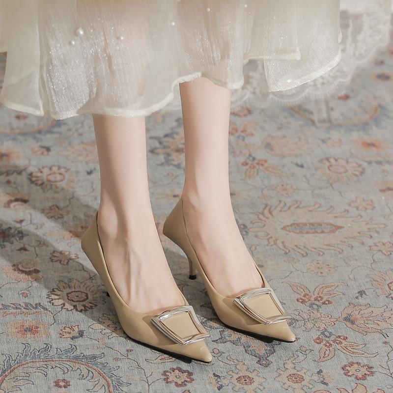 Europäische Station Damen Schuhe 2025 Frühling und Herbst Neu Niedriger Absatz Spitzkopf Flacher Ausschnitt Metallschnalle Hohe Absätze Tägliche Pendlerschuhe