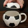 Kaffeebecher mit Deckel im Sportdesign Fußball Baseball Keramiktasse Schwarz Weiß Kariert Rote Nähte Auslaufsicher Mikrowellengeeignet Teetasse