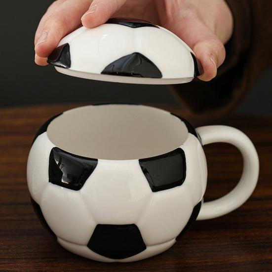 Kaffeebecher mit Deckel im Sportdesign Fußball Baseball Keramiktasse Schwarz Weiß Kariert Rote Nähte Auslaufsicher Mikrowellengeeignet Teetasse