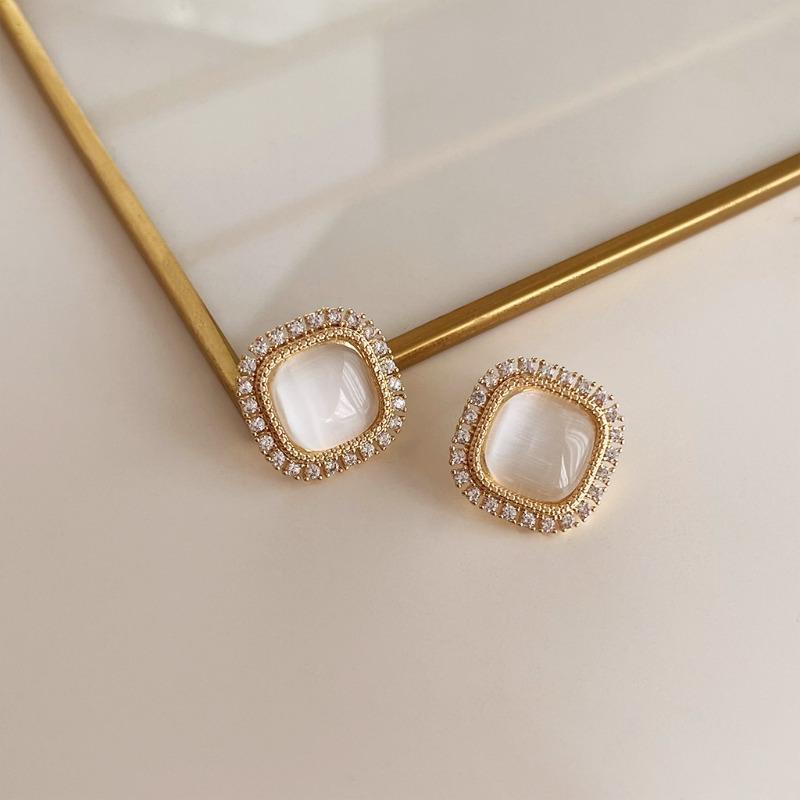 Retro fashion oil-dripping earrings niche temperament medieval style earrings personality high-end pearl earrings