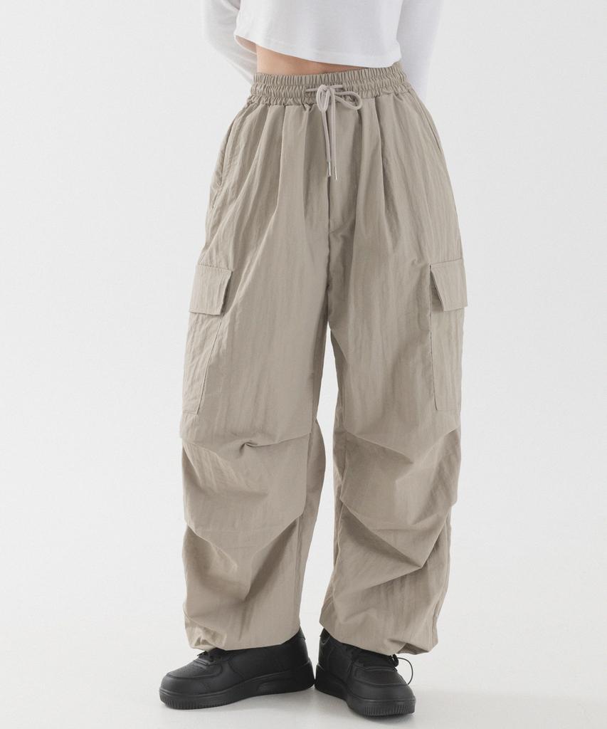 PIANER Nylon One-Pleat Cargo Parachute Pants (Beige)