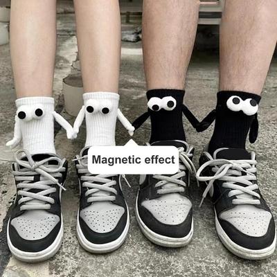 1 Paar verbindende Paar-Socken, magnetische Saugkraft, 3D-Puppen-Paar-Socken, Paar-Händchenhalten, lustige Socken, mittlere Röhre, süße Socken, lustige Geschenke für Damen und Herren