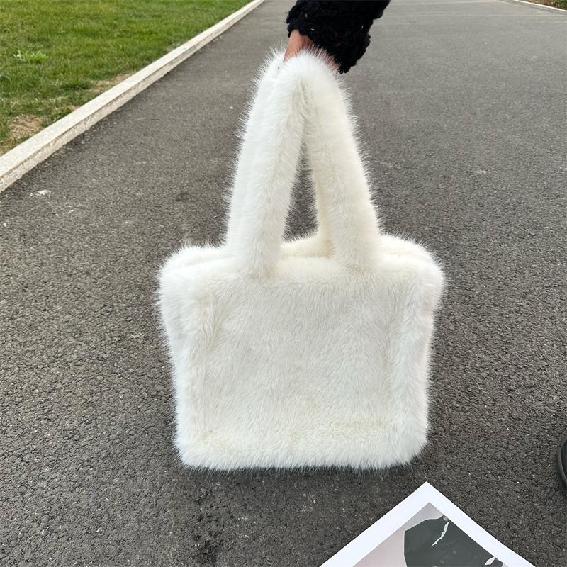 Women Large Heart Shaped Plush Shoulder Bag Warm Faux Mongolian Fur Soft Hobo Handbag Casual Shopper Tote