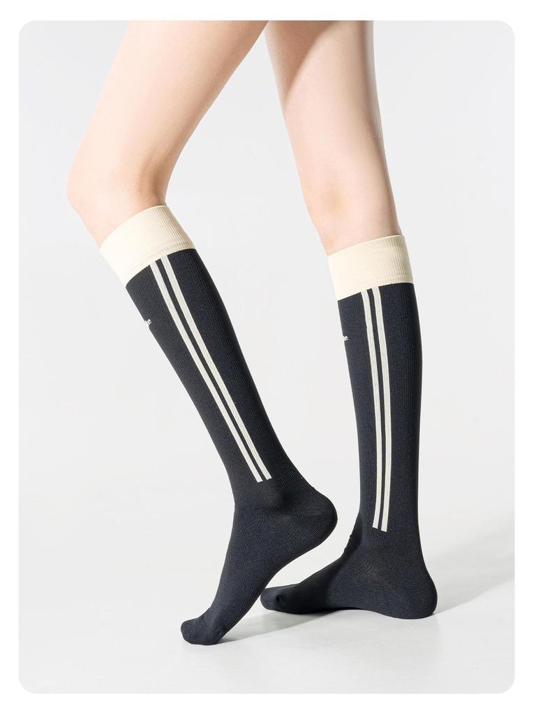 Damen Mikrodruck Schweißableitende Mid-Calf Kompressionssocken für Laufen und Fitness