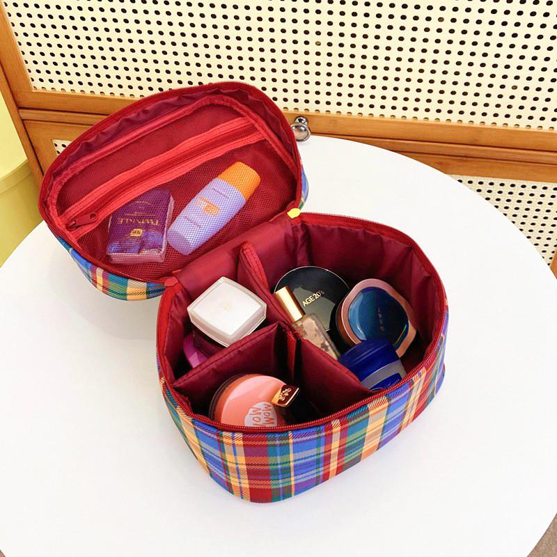 Classic Plaid Wash Bag With Spacious Interior And Dividers For Makeup And Toiletries
