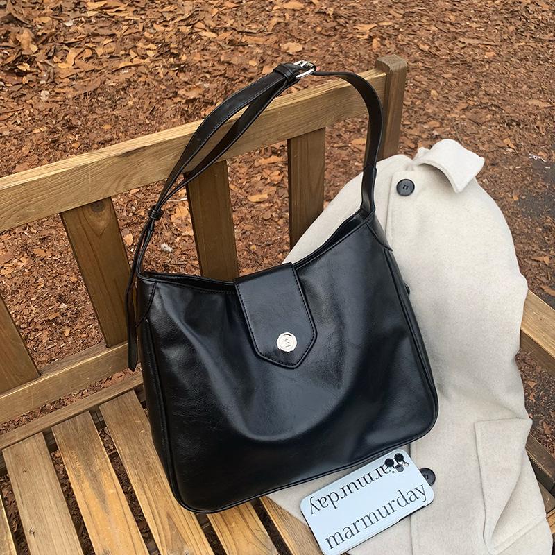 Retro oil wax leather niche design women's bag autumn and winter new versatile single shoulder large capacity messenger bag