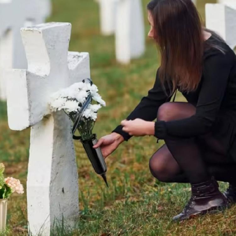 Grave Vases with Spikes Classical Design Florals Arrangements Plastic Holder for Cemetery Memorial Flowers Container