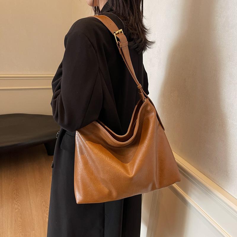 Large Capacity Bag Women's New Fashion Shoulder Messenger Bag Versatile Class Bag