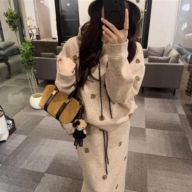 2026 Fashion Anti-Aging Winter Sports Set: Stylish Thickened Two-Piece Outfit