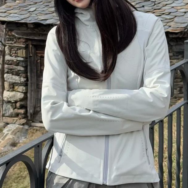 Women's Slim Fit Hooded Softshell Windbreaker Jacket for Hiking and Outdoor Activities