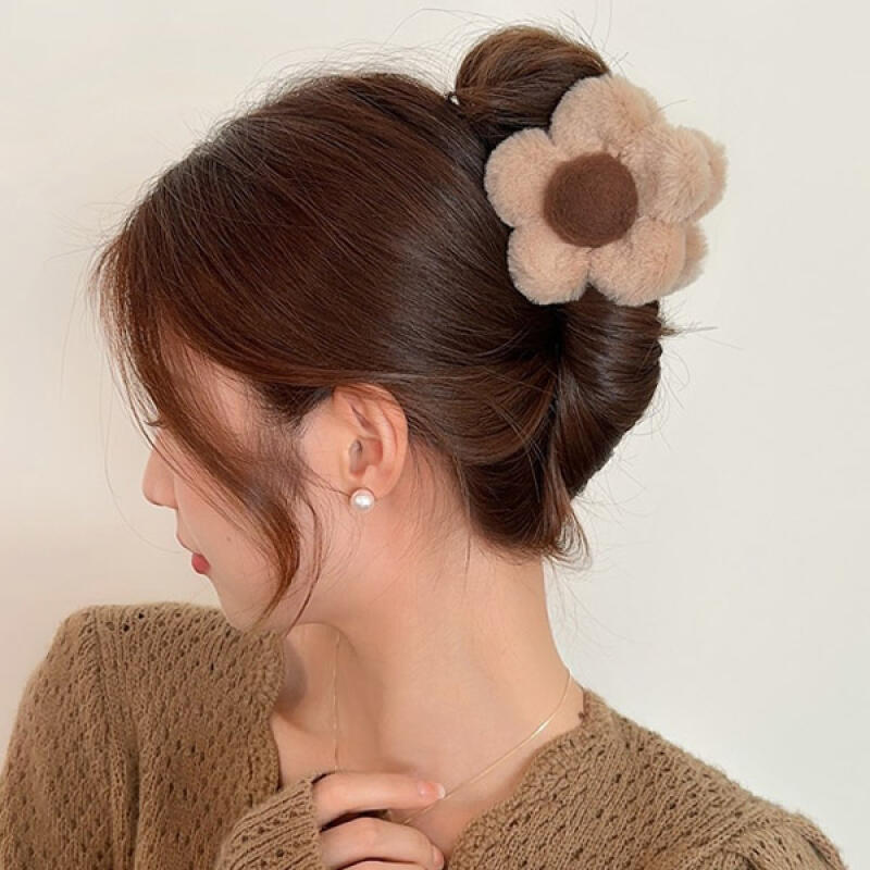 Mare Lovely Daisy Winter Fur Hair Clip brown