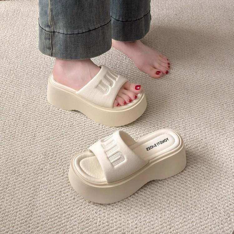 The slope heel is heightened and versatile, the open-toed cool slippers are worn outside women's shoes in the summer of 2025, and the new small man ha