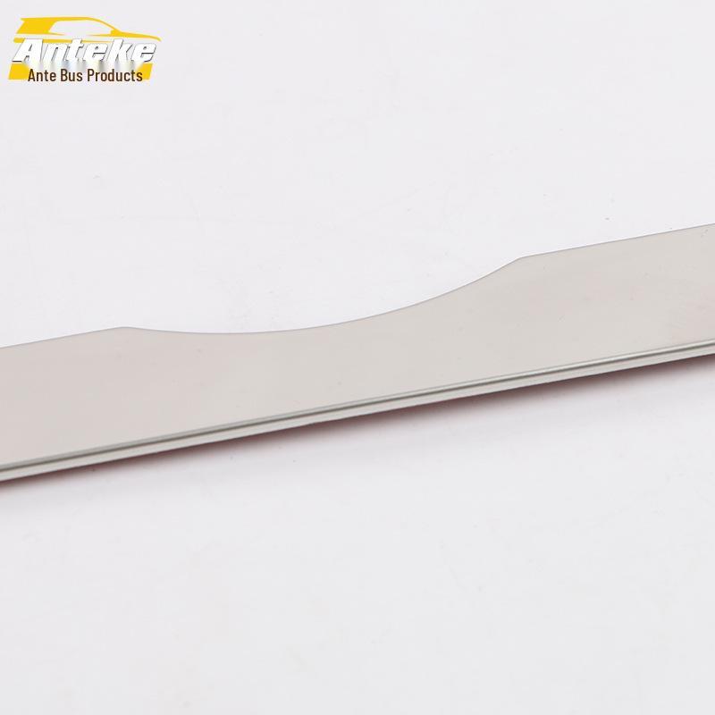 Pasuje do 20 modeli Sylphy: Panel wykończeniowy tylny i pasek zapobiegający zarysowaniom klapy bagażnika. Akcesorium zewnętrzne.