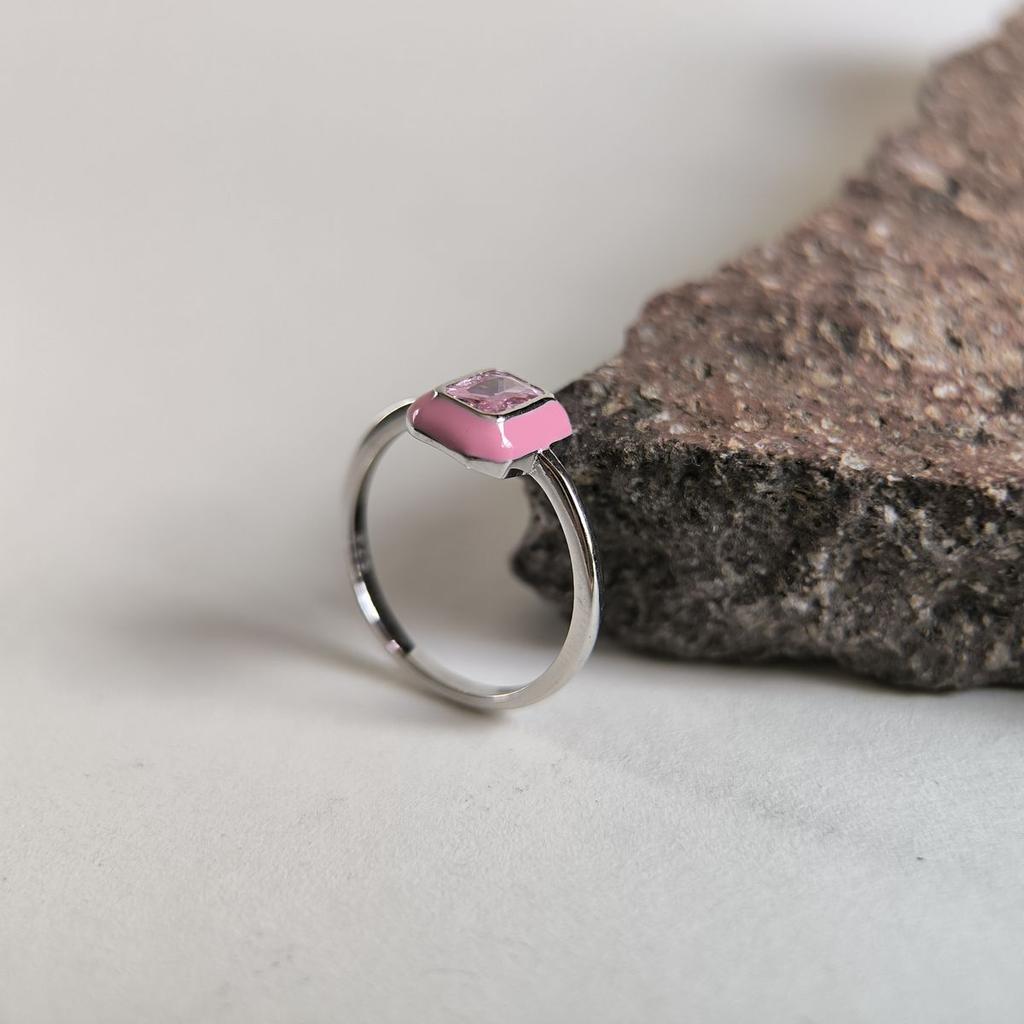 Серебряное кольцо с фианитами, емаллю, вес изделия 1,8 гр (60002238)