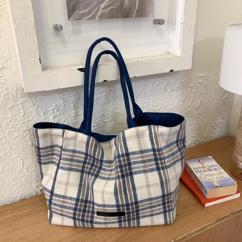 

Осень 2025 британский стиль шерстяная клетчатая двусторонняя сумка свежий студенческий стиль большая вместимость ленивый ветер сумка-тоут женская