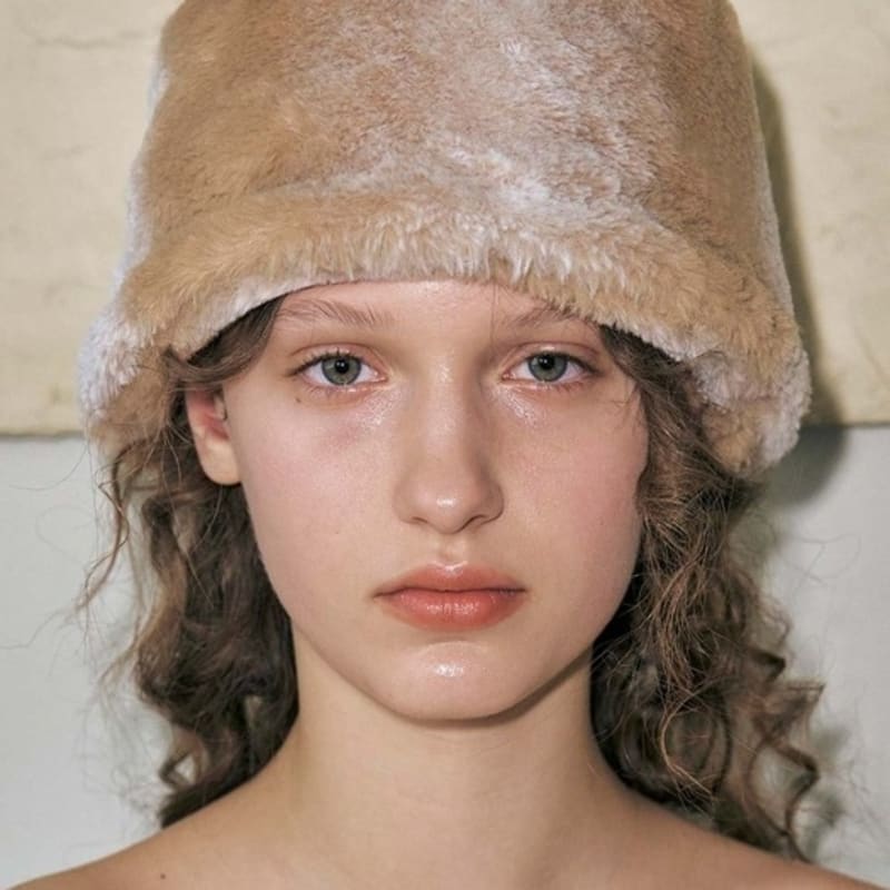 

poet me LITTLE FUR MEATEL HAT IN MOCHA POWDERY FREE