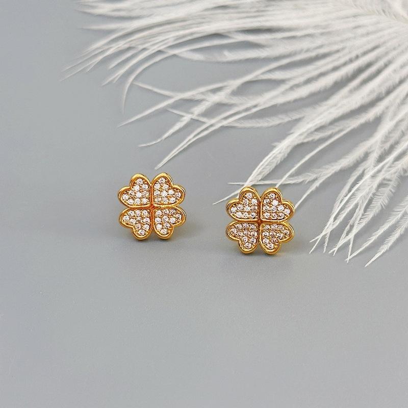 

Trendy Four-Leaf Clover Small Love Stud Earrings, High-End Light Luxury Earrings белый