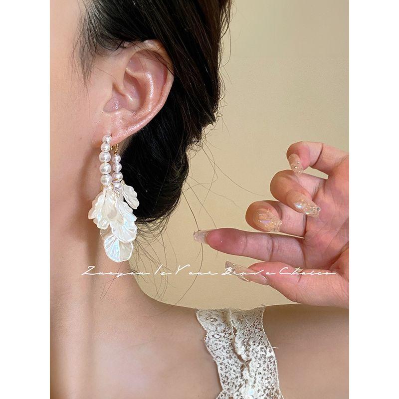 French Vintage Shell Pearl Petal Fringed Earrings Female Accessible Luxury Fancy Long High Profile Ear Studs Earrings
