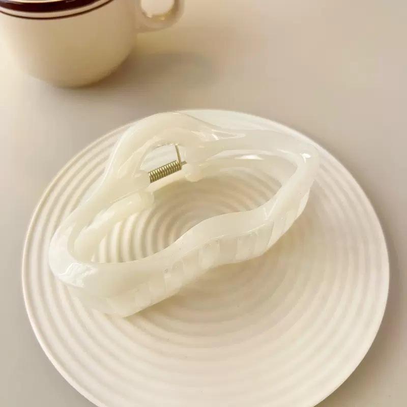 Retro Cloud Elegant Hair Claw Clip for Women - Summer Style Hairpin