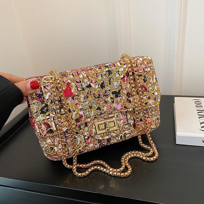 

This year s popular bag new 2025 European and American fashion wave graffiti shoulder bag women s retro chain small square bag pu золотий