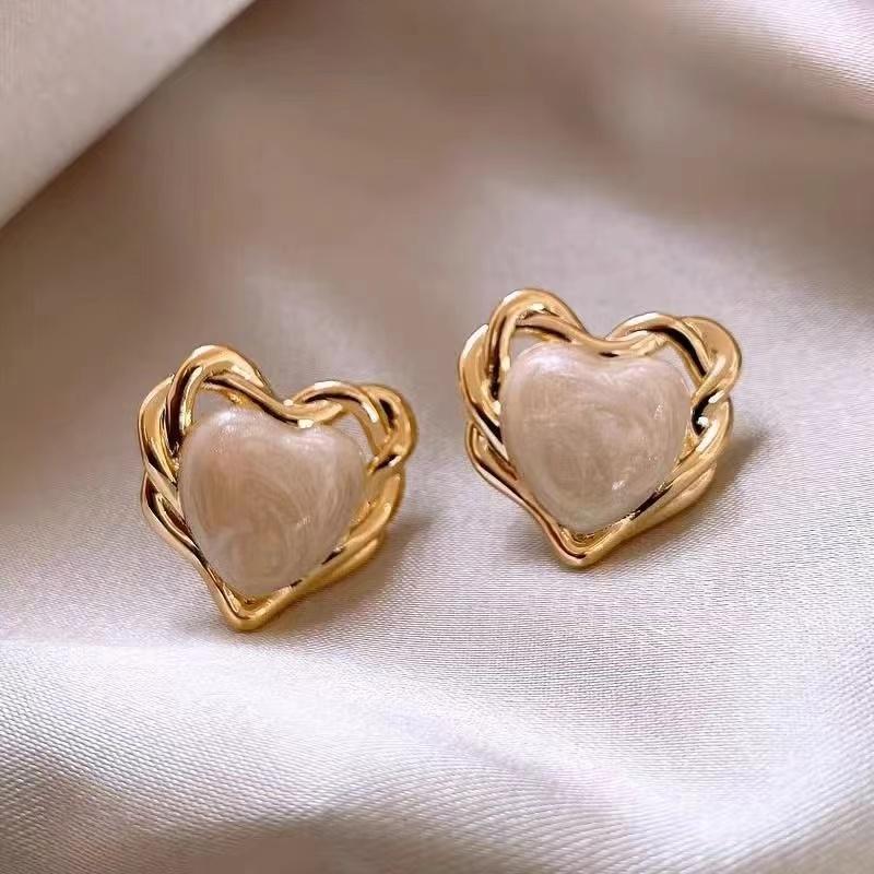 

Vintage Enamel Heart Shape Stud Earrings For Women Gold Color Love Heart Imitation Pearl Earring Wedding Party Statement Jewelry