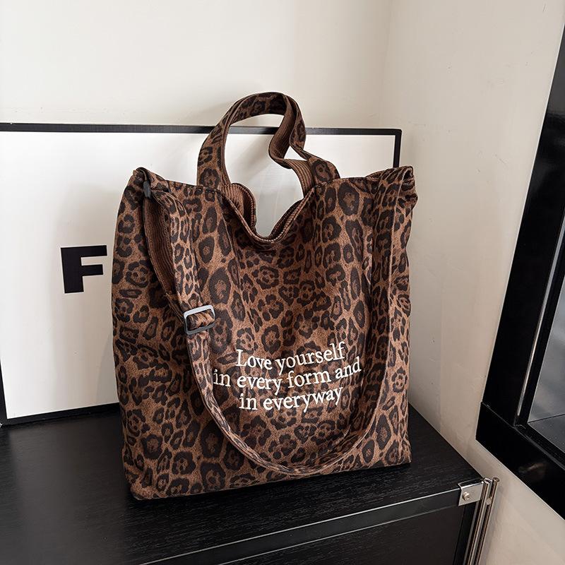 

Корейская версия повседневной сумки-тоут большой вместимости в стиле casual lazy wind, женская новая сумка-мессенджер 2025 из замши с леопардовым принтом