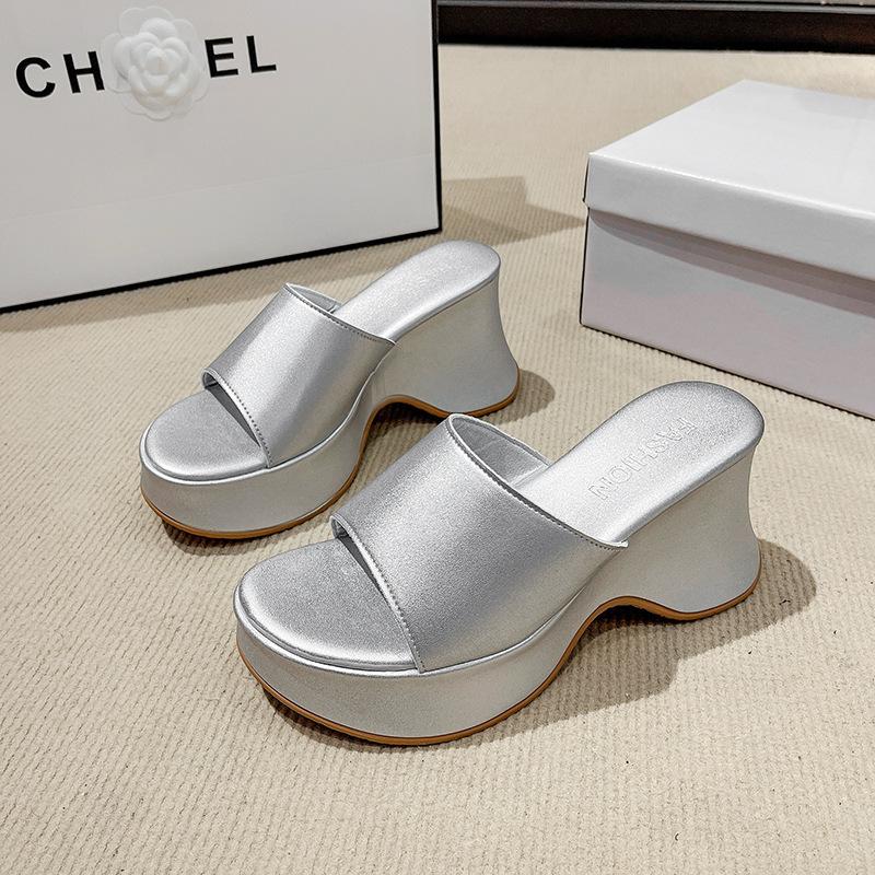2025 summer French niche thick-soled one-word slippers new fashionable outer wear high-heeled high-heeled cool slippers