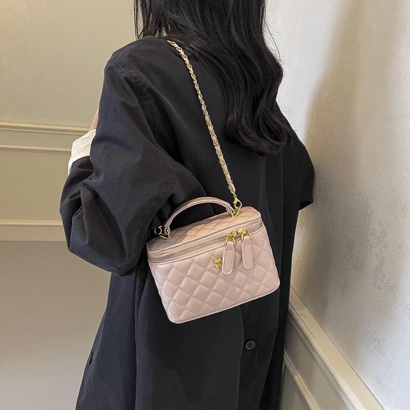 Inspired Textured Shoulder Bag - High-End Fashion 2024 Crossbody with Diamond Chain