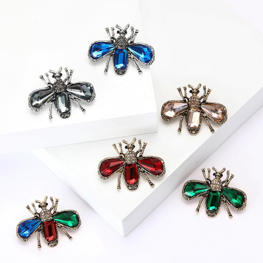 Stylish Luxury Glass Bee Brooches for Women Unisex Rhinestone Insect Pins Event Party Backpack Decoration Clothes Accessories