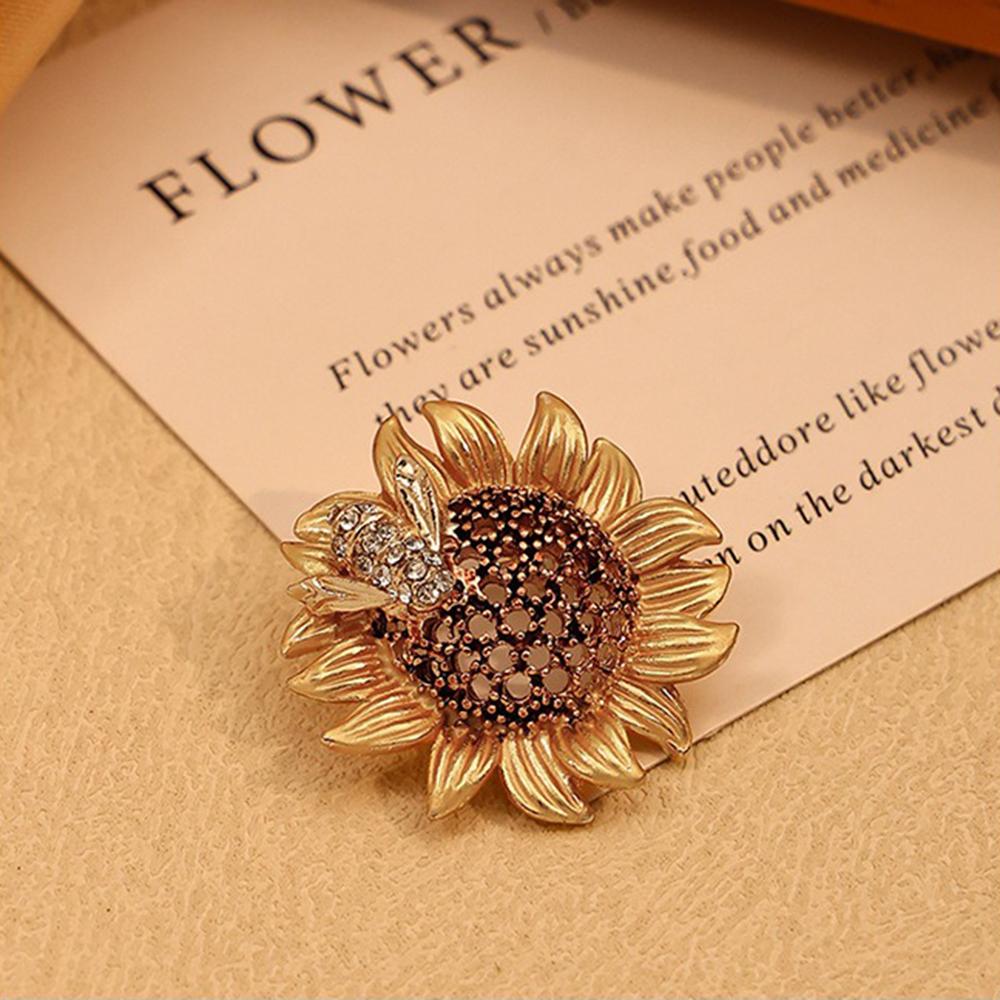 A Niche High-end Sunflower Bee Studded Diamond Brooch Adds a Romantic Atmosphere To The Design Lighting Up Sunny Outfits