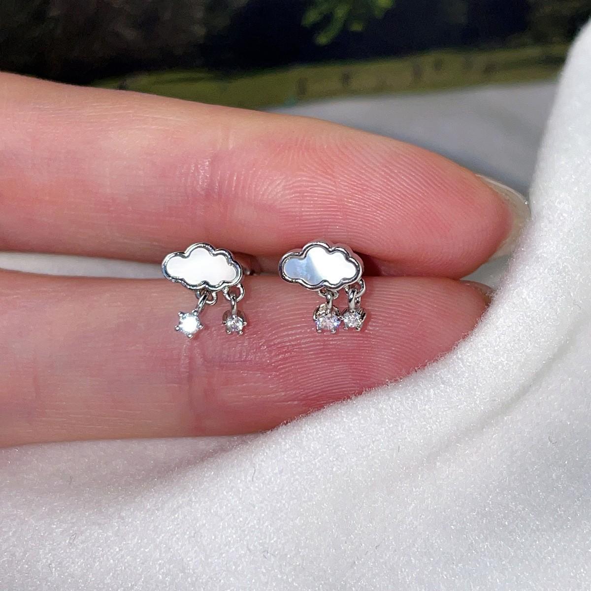 

ins925 стерлингового серебра облачные серьги-гвоздики женские нишевый дизайн sense advanced винт пряжка ушная кость гвоздик лето новая мода A pair of 925 silver