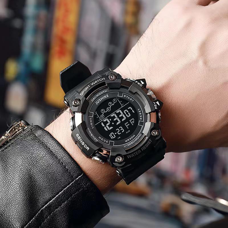 

Мужские спортивные часы для активного отдыха с большим циферблатом, календарем, будильником и секундомером black чёрный