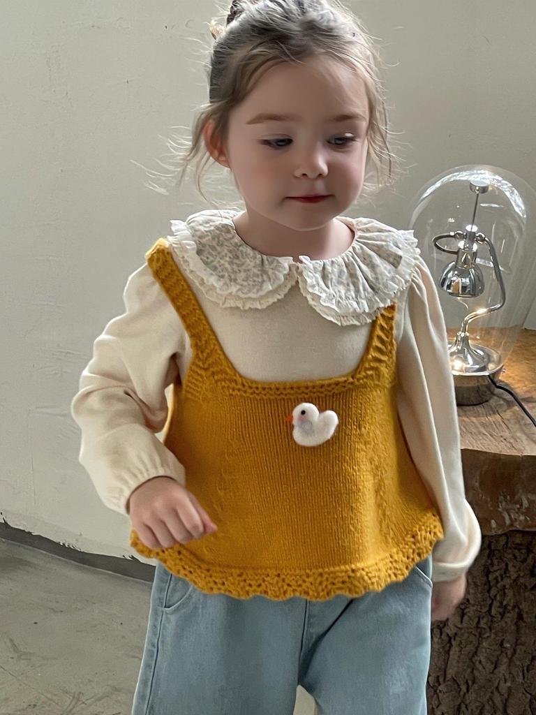 Toddler Korean Style Doll Collar Shirt, Knit Vest, and Bowknot Jeans Set for Girls (2025 Edition).