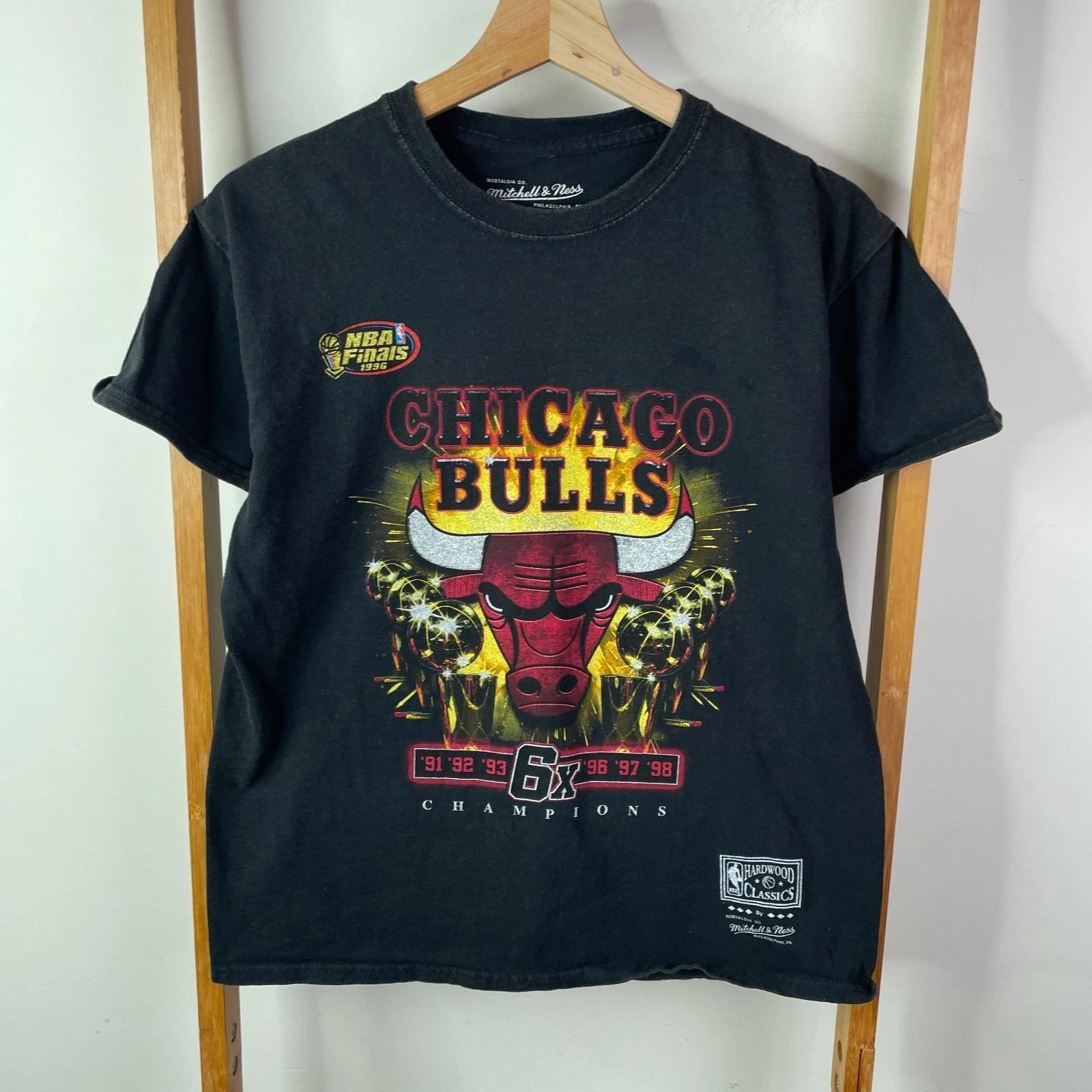 

Chicago Red Bulls 6X Champions Shirt Mens Small Black Graphic Print Short Sleeve L